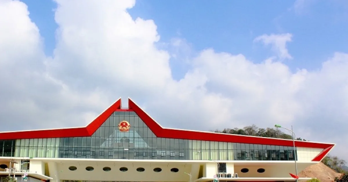 Cửa khẩu quốc tế Hữu Nghị (Lạng Sơn) — nhập khẩu chính ngạch qua biên giới Việt - Trung, khác biệt với tiểu ngạch về pháp lý, thuế và rủi ro — OZ Việt Nam