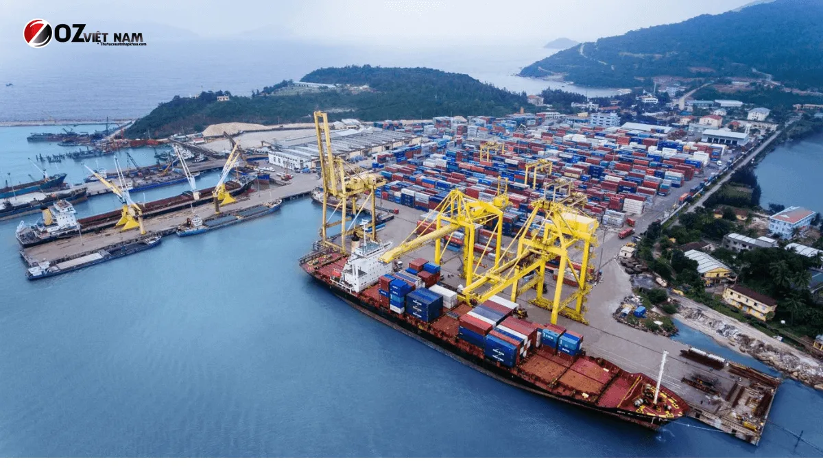 Cảng container Việt Nam nhìn từ trên cao — khu vực giám sát hải quan nơi diễn ra thông quan hàng nhập khẩu chính ngạch